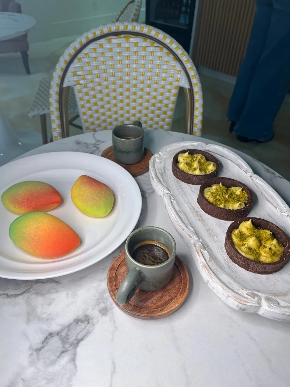 Trompe l'Oeil mangoes and tarts